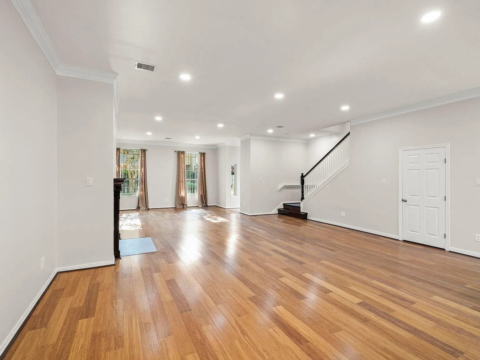 4 bed, 4.0 bath, 3744 sqft, $4,000 — Photo 4