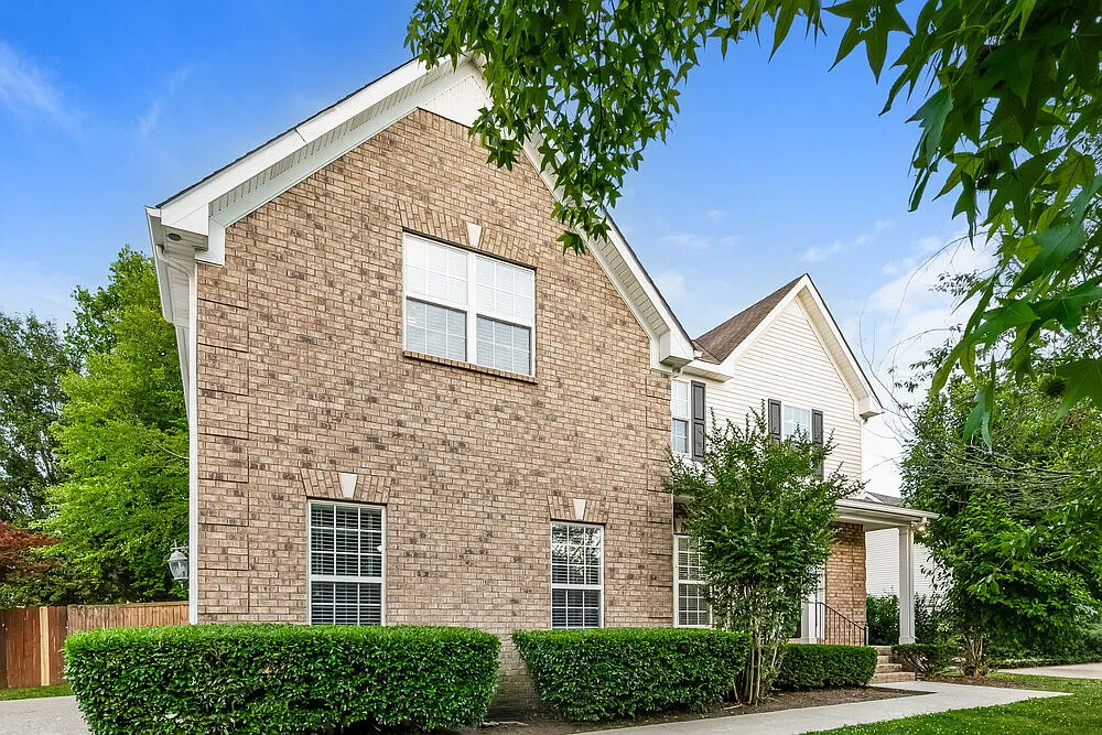 5 bed, 2.5 bath, 2421 sqft, $3,920 — Photo 4