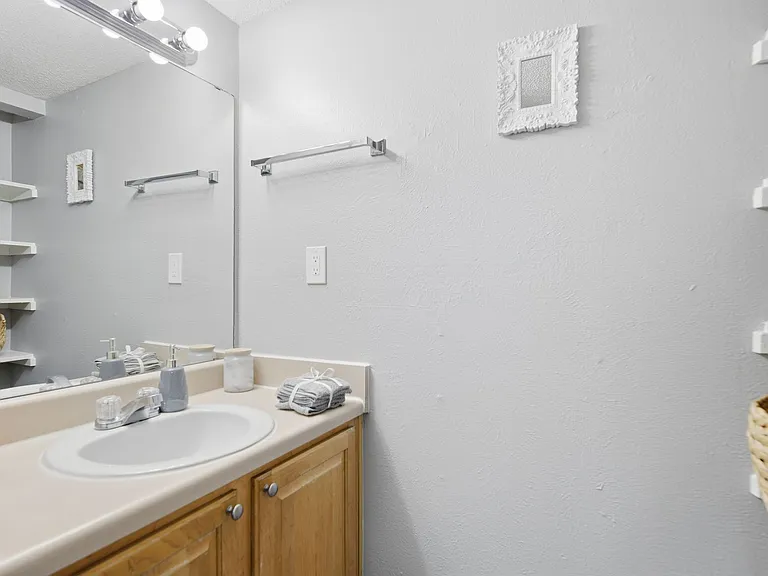 Heatherstone Apartments — Photo 13