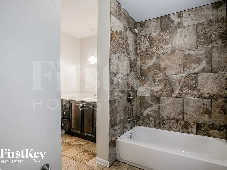 606 NE Park Cir — Photo 10