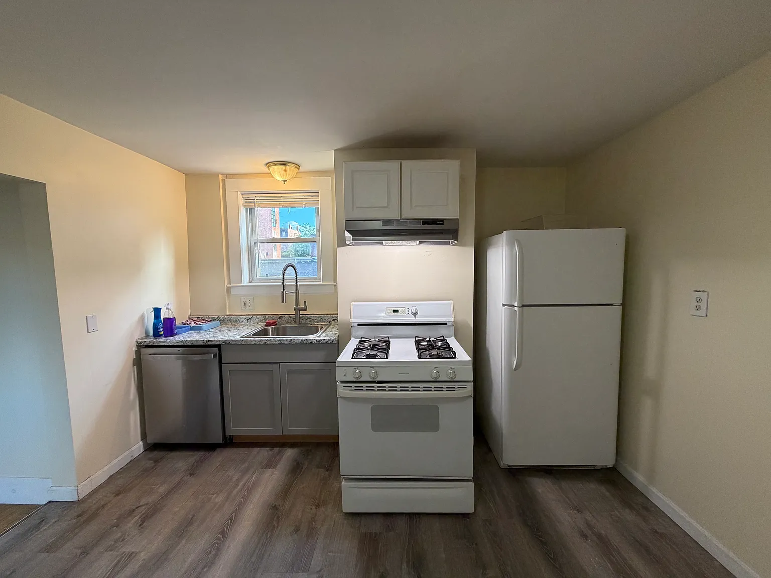 3 bed, 960 sqft, $3,000 — Photo 2