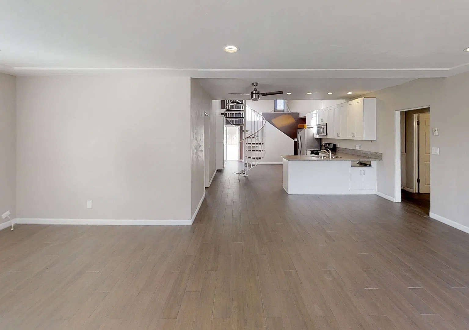 BIG House! Spacious bedrooms! Garage and Driveway Parking! — Photo 1