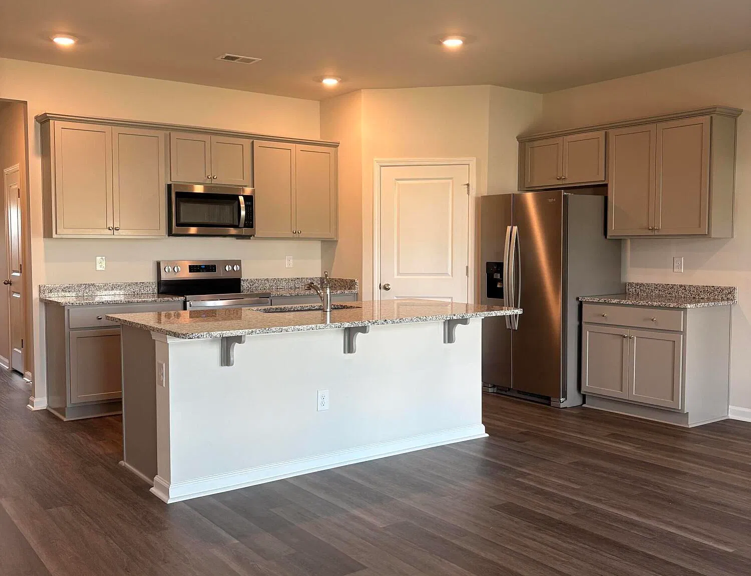 4 bed, 2.0 bath, 1774 sqft, $1,995 — Photo 3