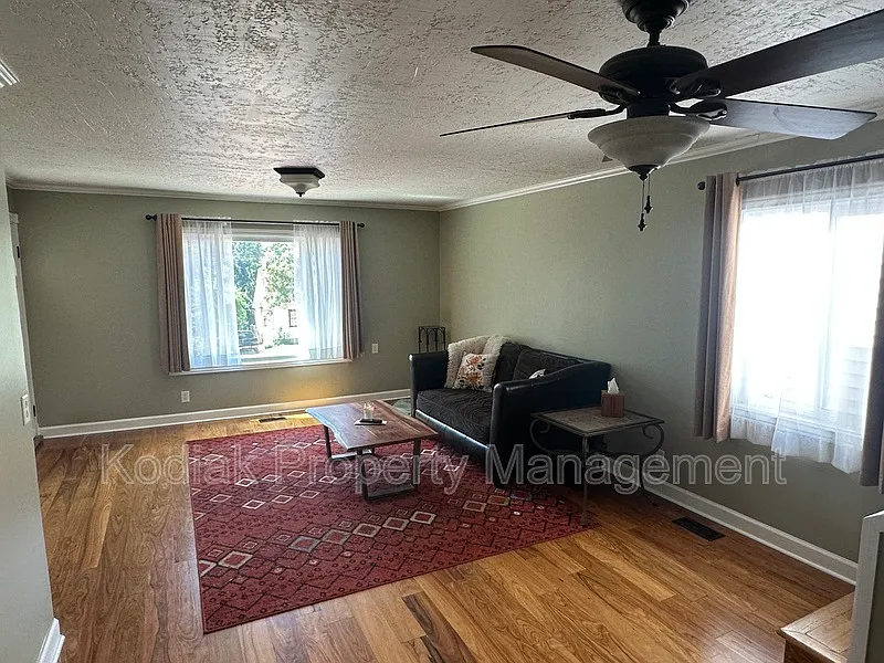 3 bed, 3.0 bath, 1955 sqft, $3,050 — Photo 4