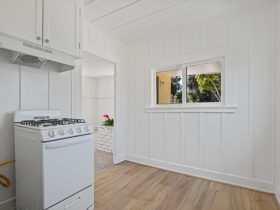 5th image of 1330 Chino St