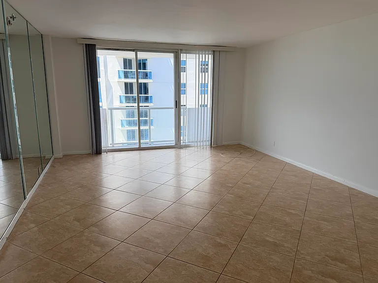 9195 Collins Ave #913 — Photo 3