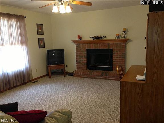 4th image of 10104 Hollingsworth Dr NE