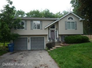 1228 Woodledge Dr, Mineral Ridge, OH 44440