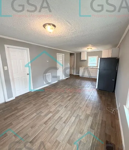 222 Earl St — Photo 4