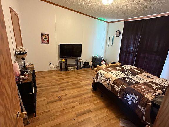 5th image of 726 Strawberry Ln