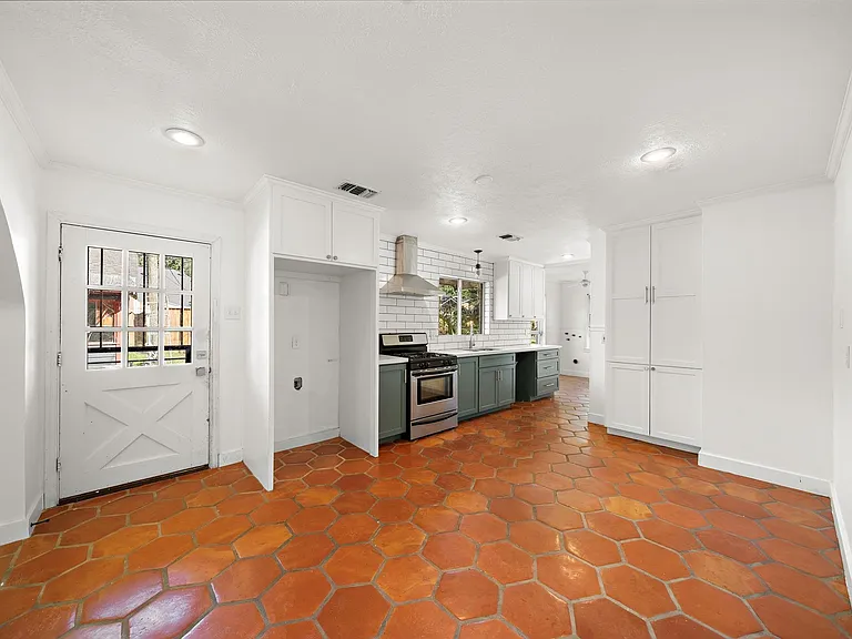 215 Fairbanks St — Photo 10