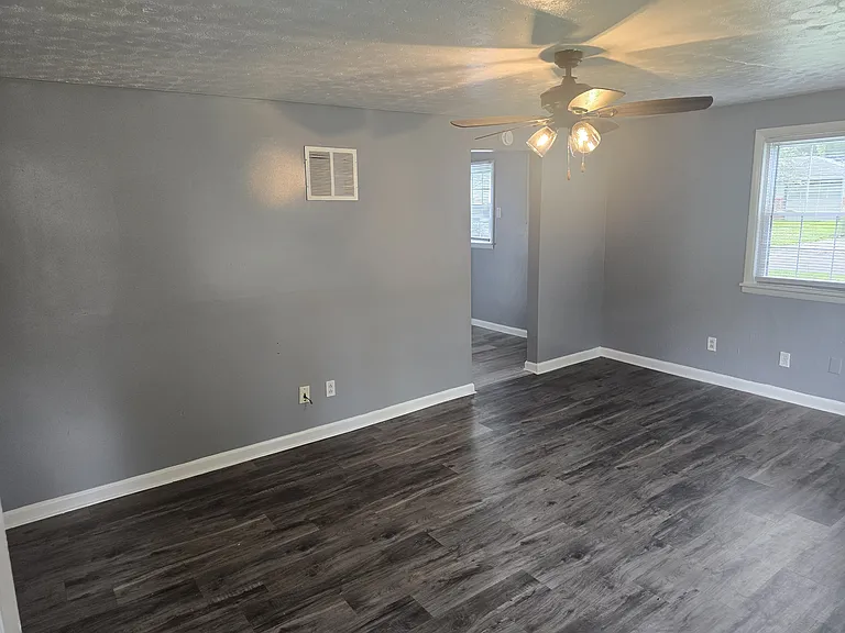 527 Harrison St — Photo 3