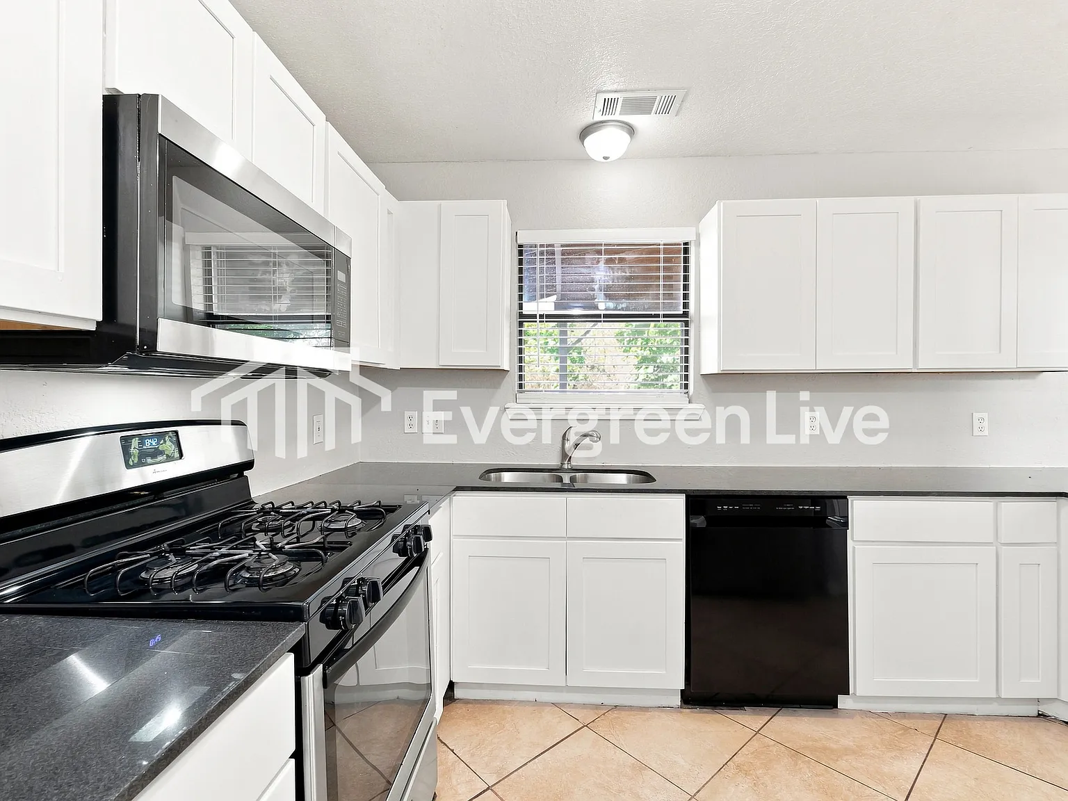 4 bed, 3.5 bath, 1746 sqft, $1,745 — Photo 4