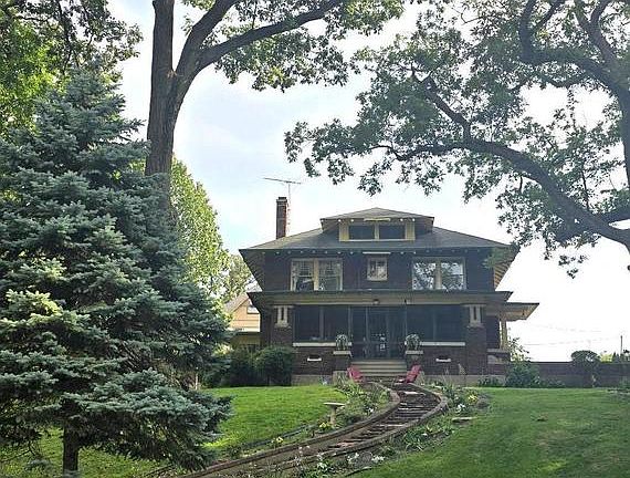 2nd image of 600 Buell Ave