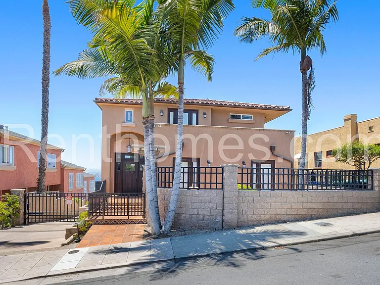 2940 Columbia St — Photo 3