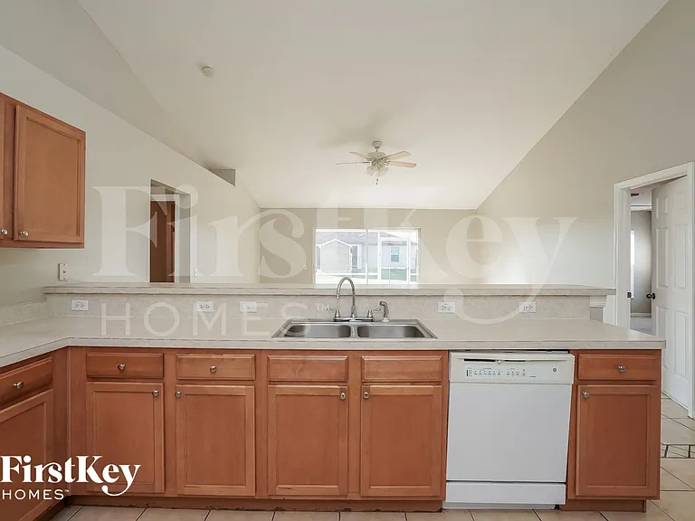 1702 NW 18th St — Photo 6