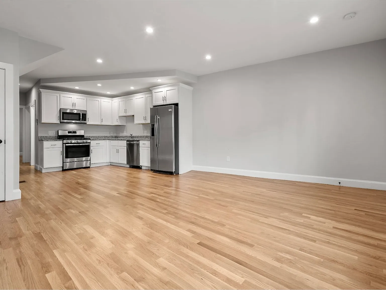 5 bed, 1582 sqft, $5,650 — Photo 2