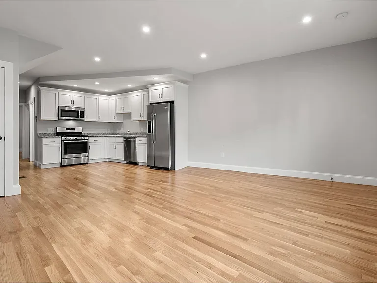 129 Sutherland Rd — Photo 2