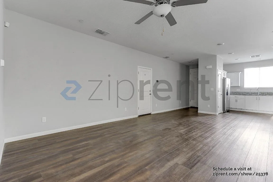 4 bed, 2.5 bath, 1919 sqft, $2,000 — Photo 3