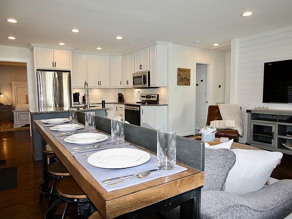 4th image of 307 Bel Aire Dr #A