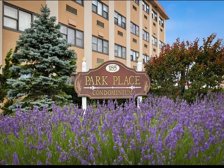 185 W Park Ave #317 — Photo 1