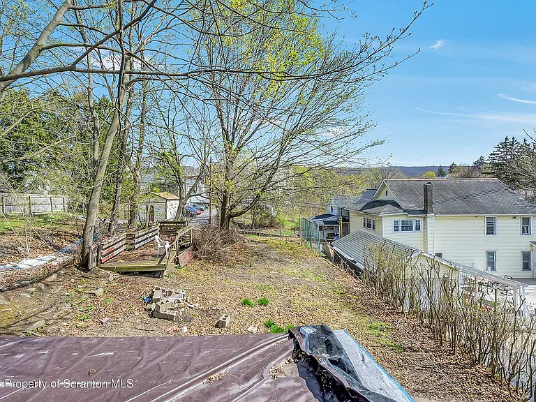 1019 S Webster Ave — Photo 16