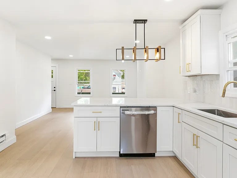 475 Burnside St — Photo 10