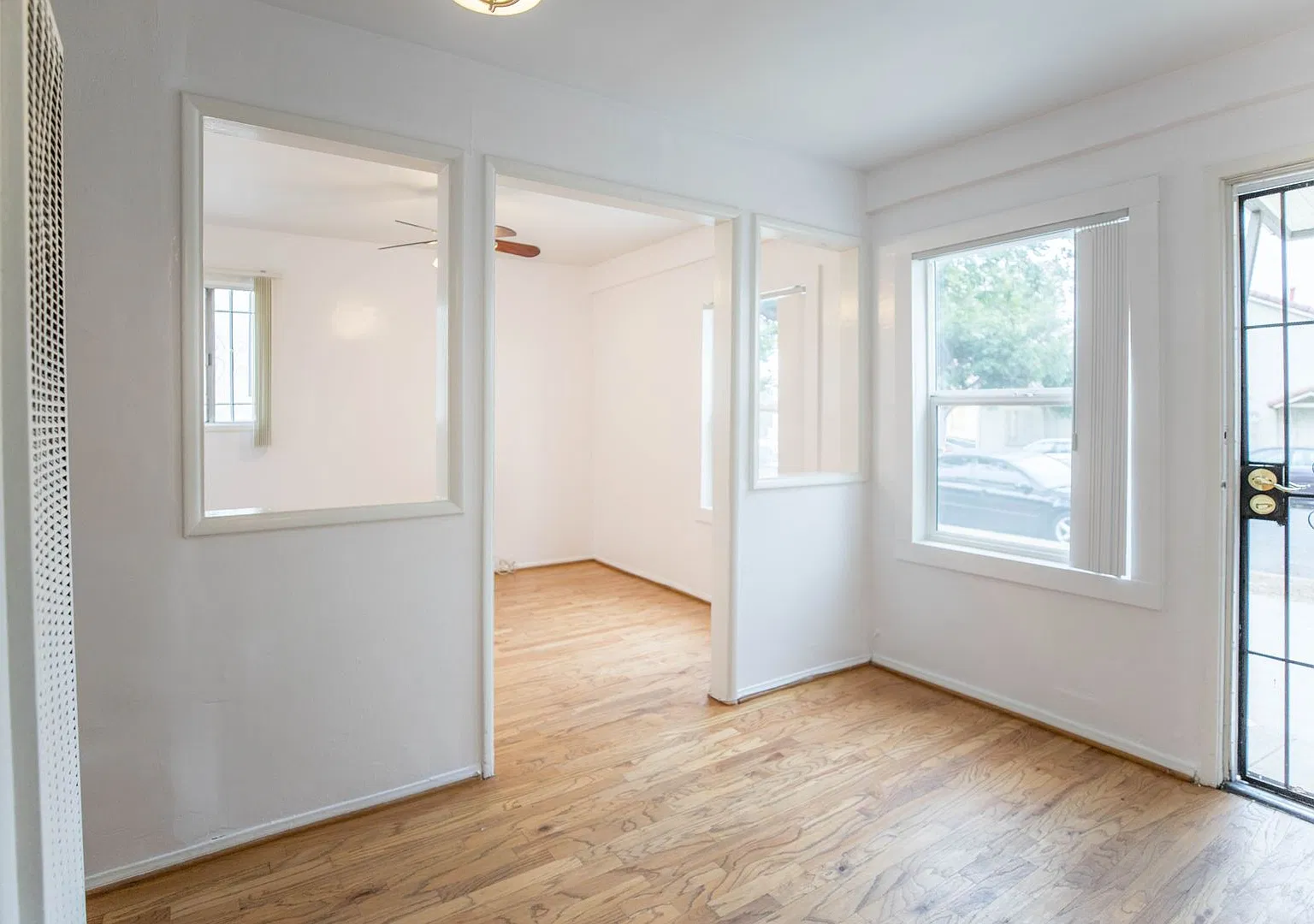 Charming Santa Monica 1+1 with Private Yard | In-Unit Laundry — Photo 2