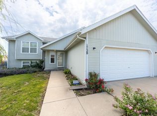 1728 SW Valley View Ct, Topeka, KS 66615