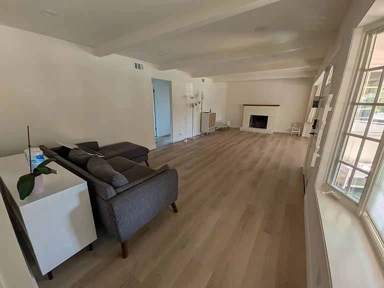 221 Rodonovan Dr — Photo 1