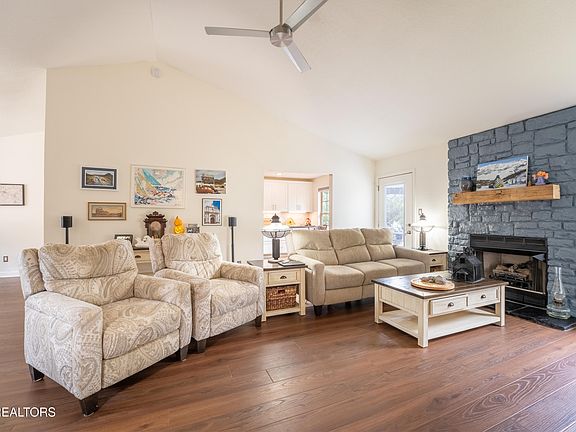5th image of 124 Hartford Village Way