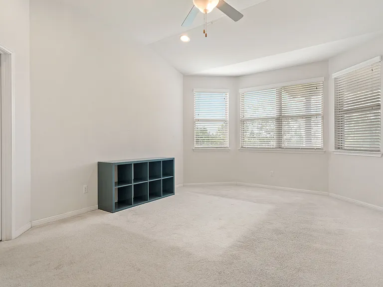 928 Myrna Bnd — Photo 12