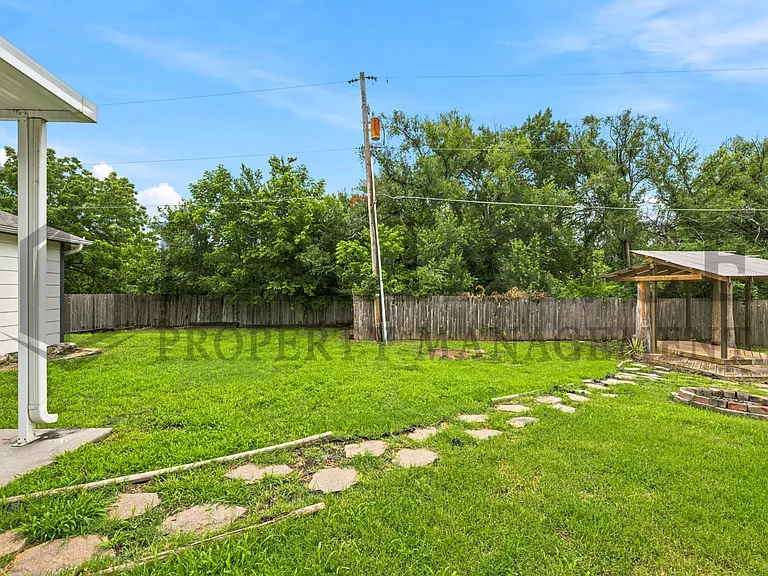 516 N Lakeside Dr — Photo 12