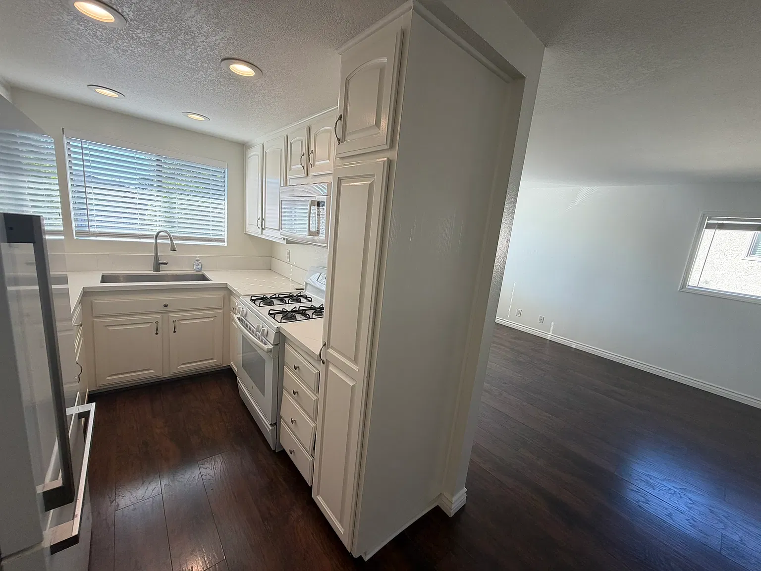 2 bed, 859 sqft, $2,400 — Photo 4