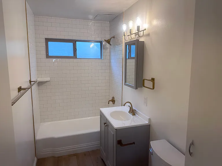 Sussex House Apartments — Photo 40