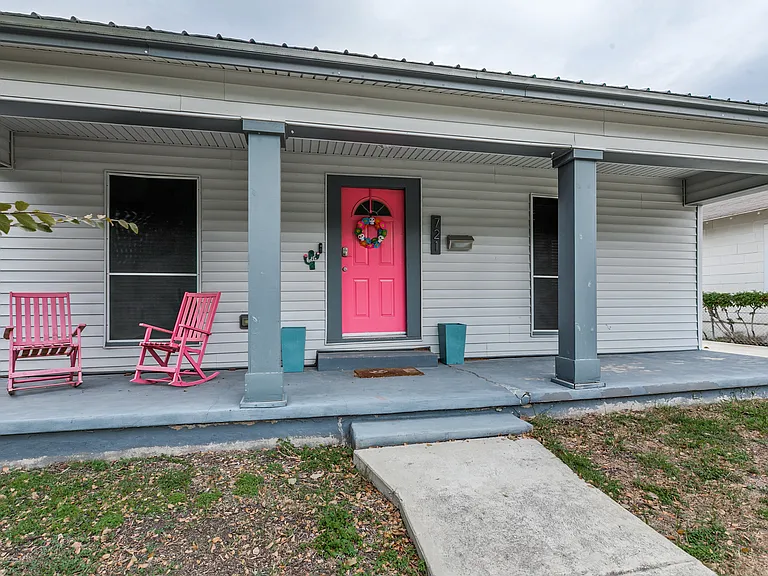 721 Elmwood Dr — Photo 3