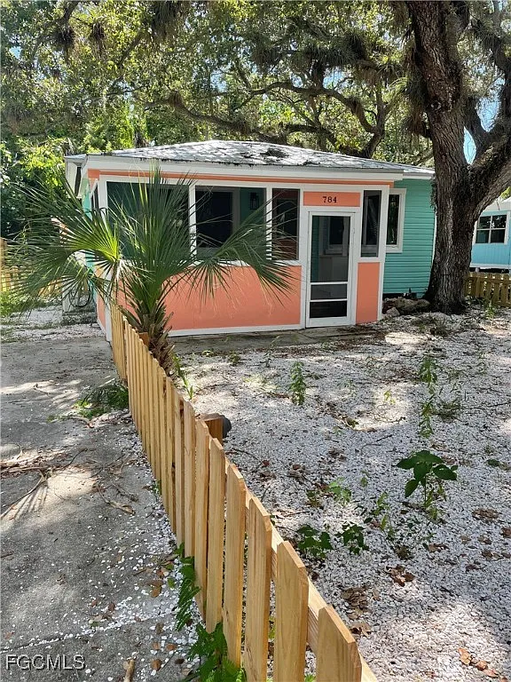 1 bed, 1.0 bath, 572 sqft, $1,900 — Photo 2
