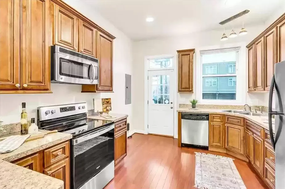 1027 Decatur St — Photo 4