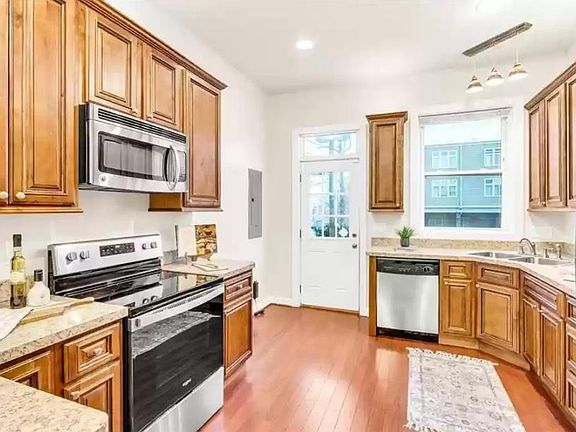 4th image of 1027 Decatur St