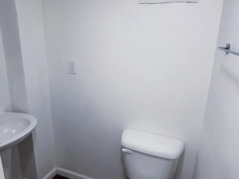 Bathroom (toilet)