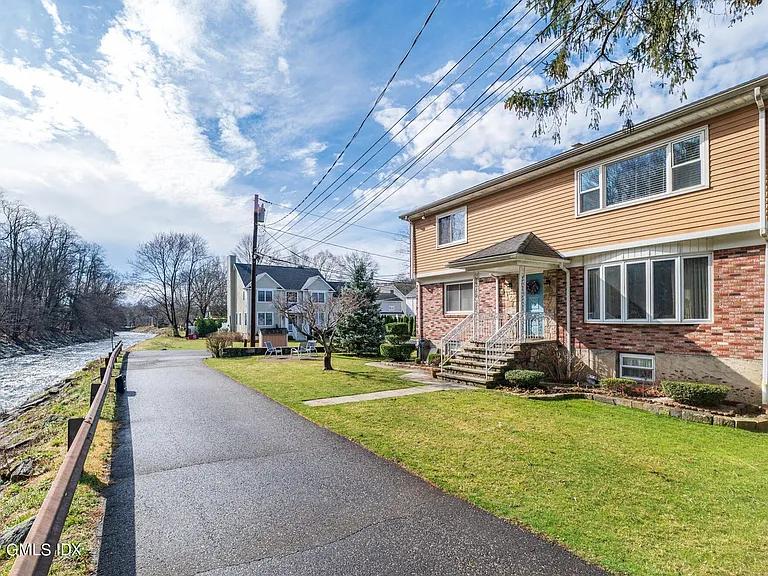 Quiet street w/river views