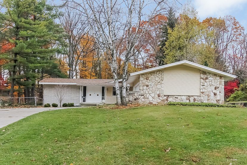 1st image of 2020 Blueberry Dr NW