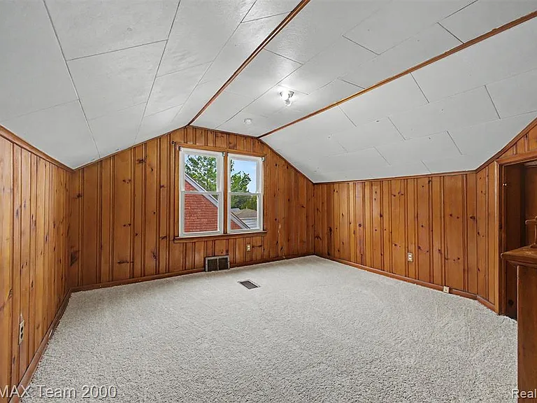1670 Riverbank St — Photo 23
