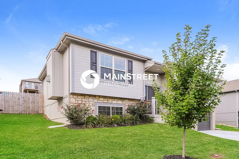 front view - 1309 NW Hilltop Ln