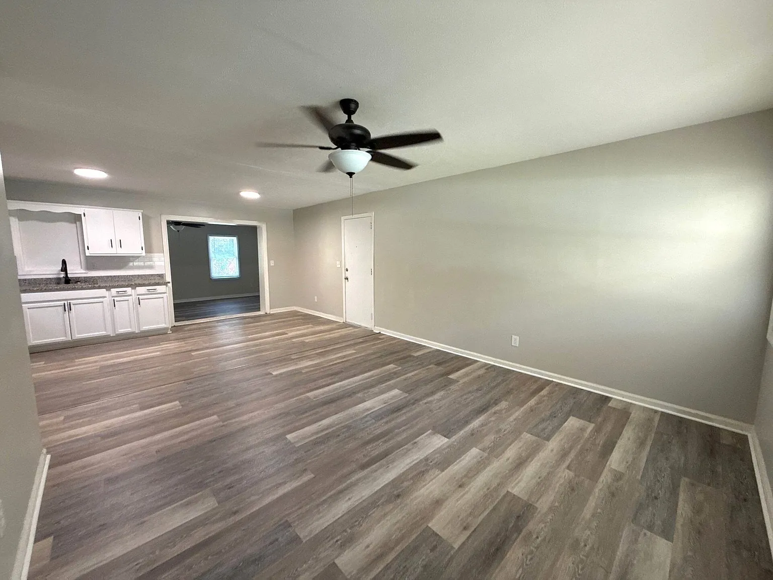 710 Greenbrier Dr — Photo 3