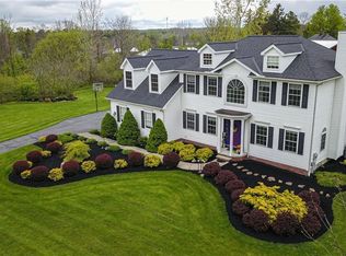 10055 Locust Grove Dr, Chardon, OH 44024