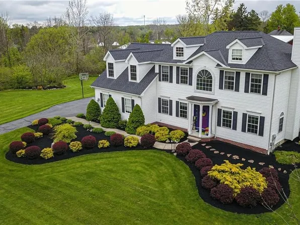 10055 Locust Grove Dr, Chardon, OH 44024