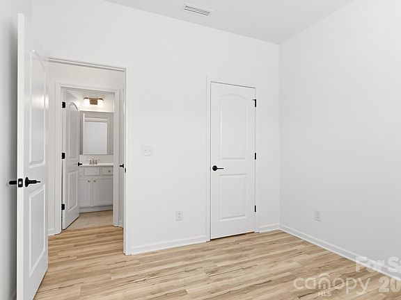 5th image of 936 Scotch Meadows Loop