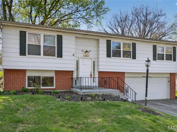 1667 Bronco Ln, Saint Louis, MO 63146