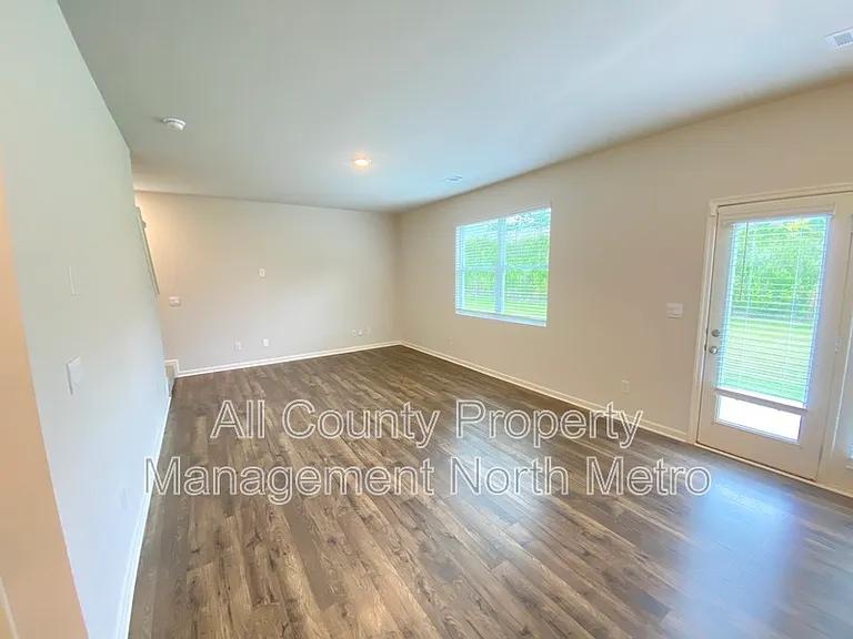 102 Oaktree St — Photo 4